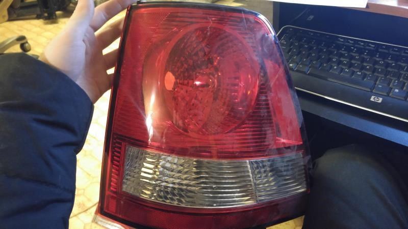 Left taillamp assembly used genuine OEM KIA Sorento 2003-2006
