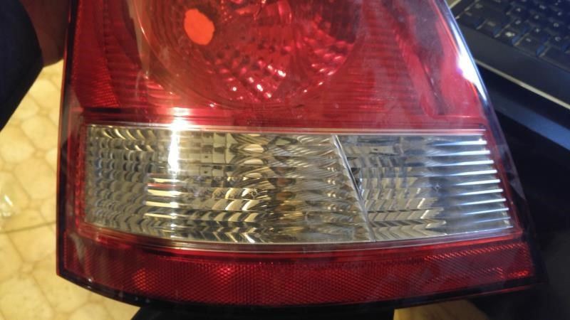 Left taillamp assembly used genuine OEM KIA Sorento 2003-2006