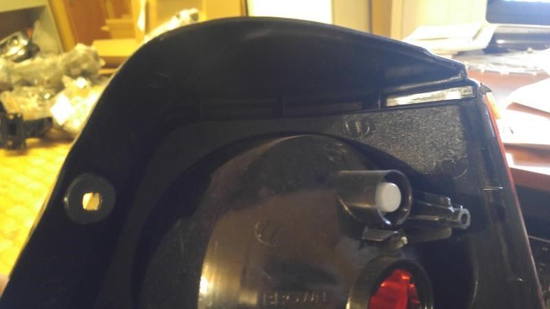 Left taillamp assembly used genuine OEM KIA Sorento 2003-2006