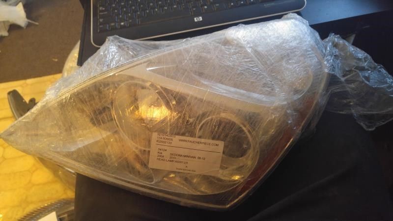 Left headlamp assembly composite used genuine OEM KIA Sedona 2007