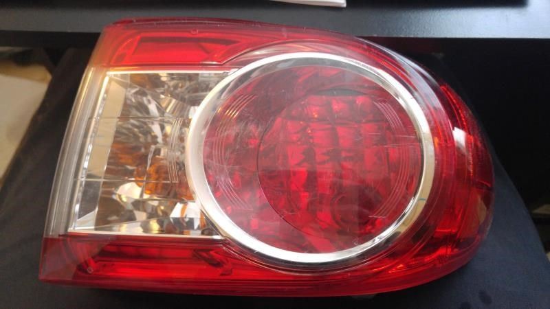 Defensa (parachoques) trasera derecha usada original (OEM) Toyota Corolla 2011-2013
