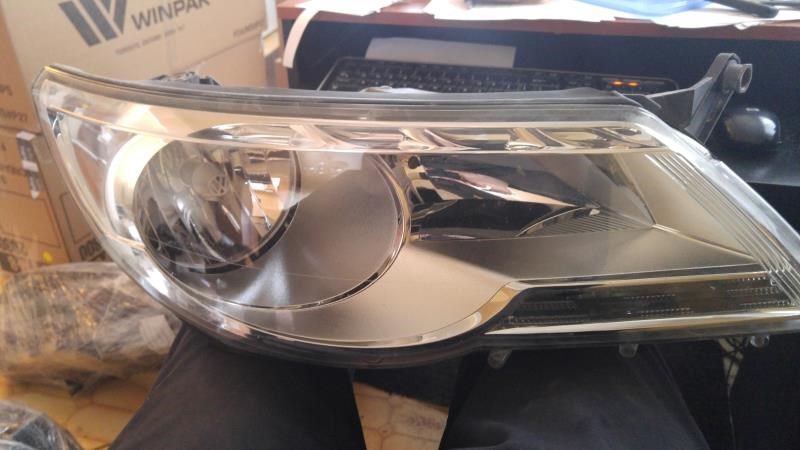 Faro derecho usado original (OEM) Volkswagen Tiguan 2009-2011