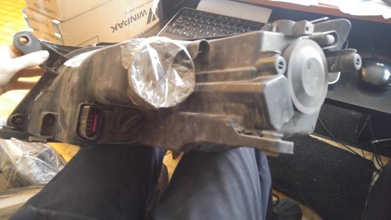 Faro derecho usado original (OEM) Volkswagen Tiguan 2009-2011