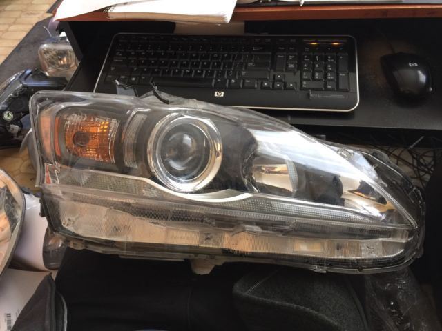 Right headlamp assembly composite used genuine OEM Lexus CT200H 2011-2017