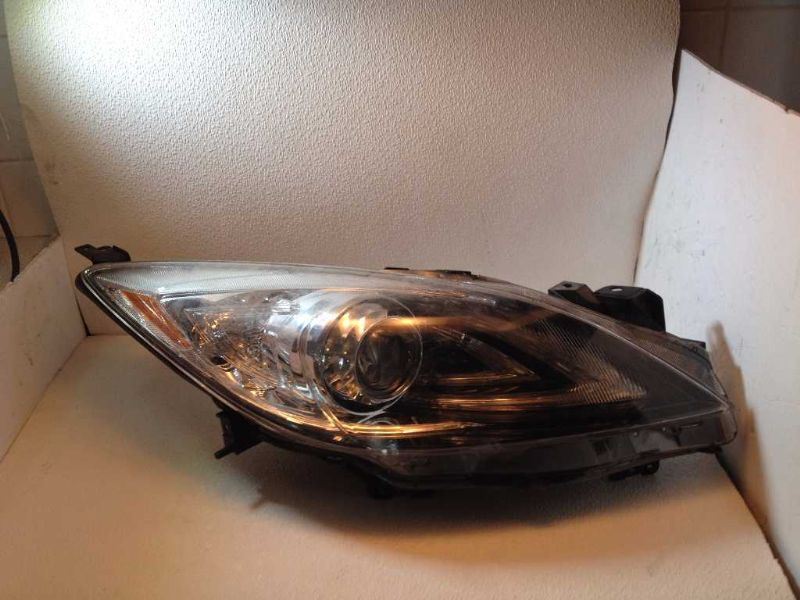 Right headlamp lens/housing used genuine OEM Mazda 3 2010-2011
