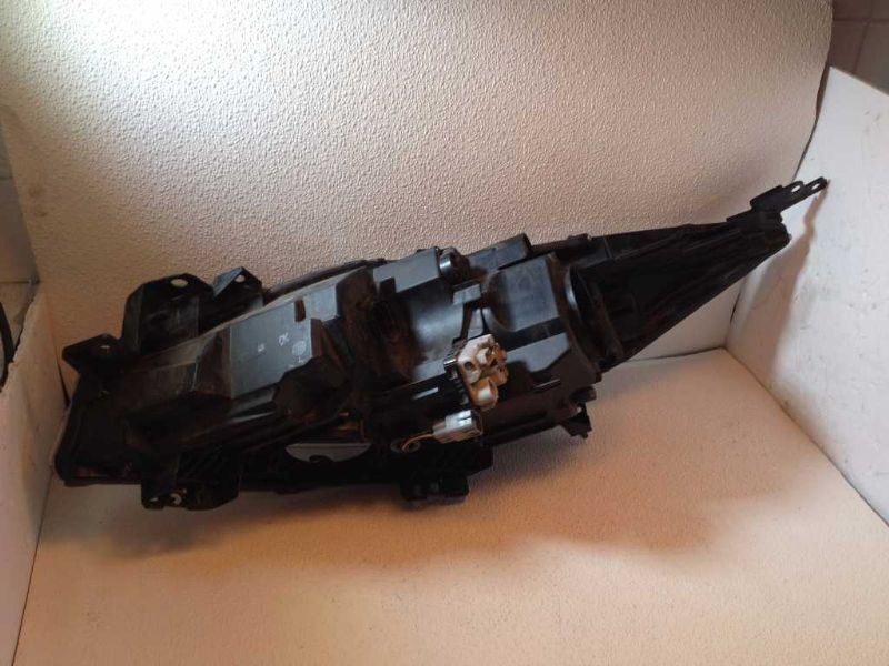 Right headlamp lens/housing used genuine OEM Mazda 3 2010-2011
