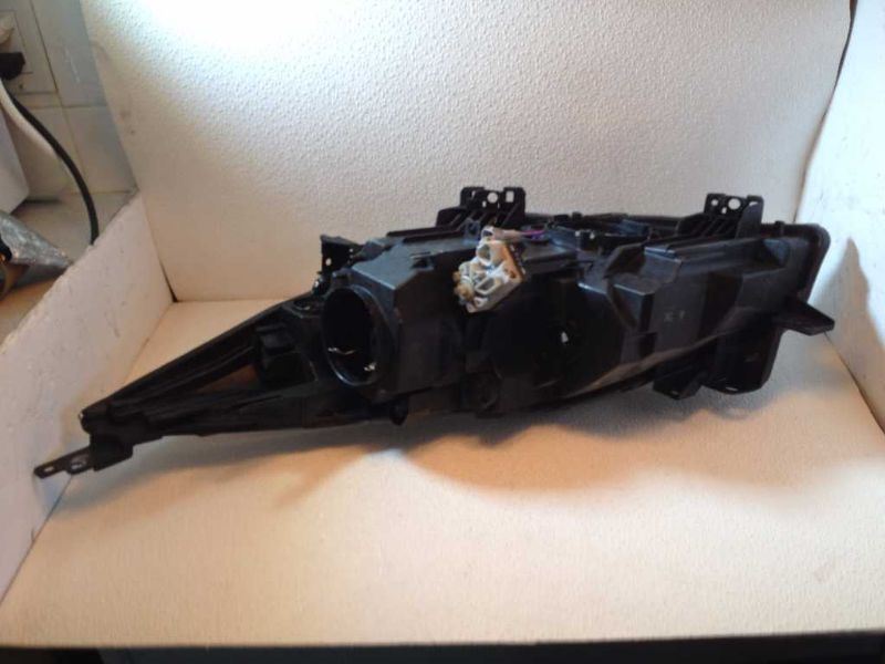 Right headlamp lens/housing used genuine OEM Mazda 3 2010-2011