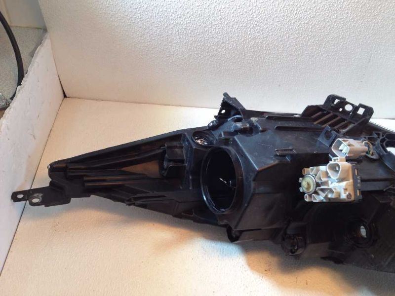 Right headlamp lens/housing used genuine OEM Mazda 3 2010-2011