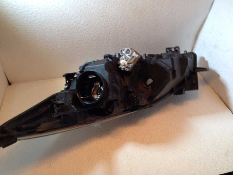 Right headlamp lens/housing used genuine OEM Mazda 3 2010-2011