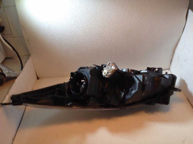 Right headlamp lens/housing used genuine OEM Mazda 3 2010-2011