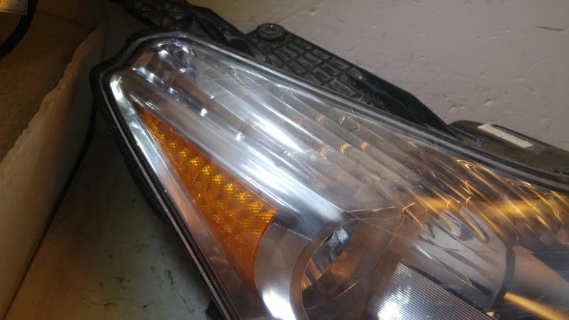 Right headlamp assembly composite used genuine OEM Chevrolet Traverse 2009-2012
