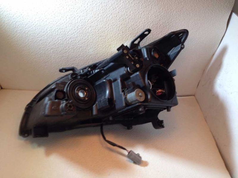 Right headlamp lens/housing used genuine OEM Lexus RX400H 2008