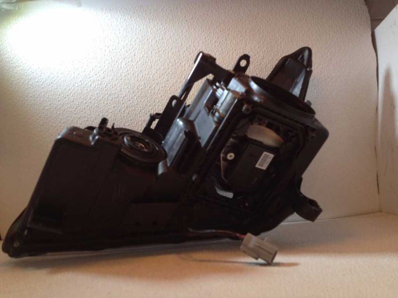 Right headlamp lens/housing used genuine OEM Lexus RX400H 2008