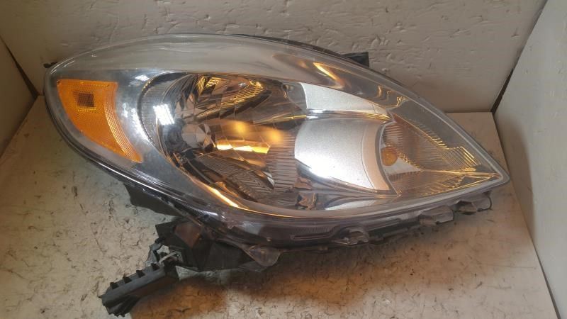Faro derecho usado original (OEM) Nissan Versa 2012-2014