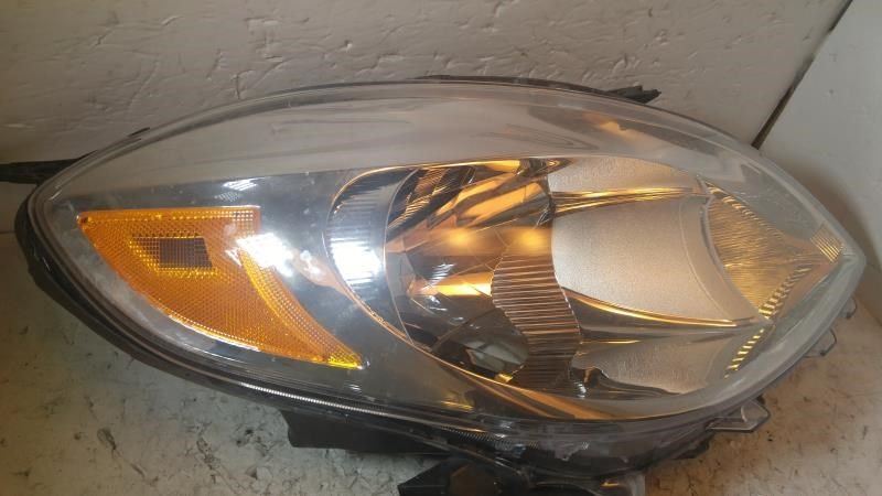 Faro derecho usado original (OEM) Nissan Versa 2012-2014