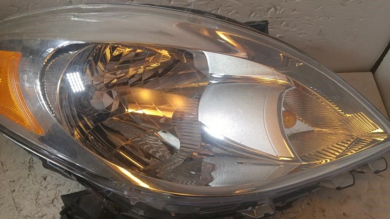 Faro derecho usado original (OEM) Nissan Versa 2012-2014