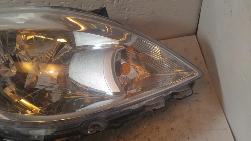 Faro derecho usado original (OEM) Nissan Versa 2012-2014