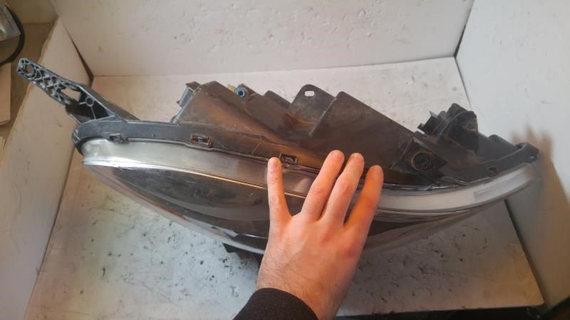 Faro derecho usado original (OEM) Nissan Versa 2012-2014
