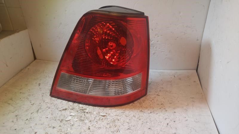 Right taillamp assembly used genuine OEM KIA Sorento 2003-2006