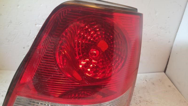 Right taillamp assembly used genuine OEM KIA Sorento 2003-2006