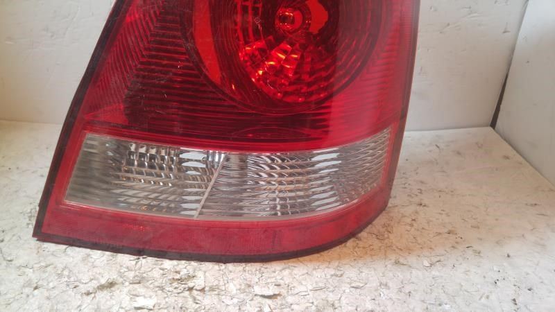 Right taillamp assembly used genuine OEM KIA Sorento 2003-2006