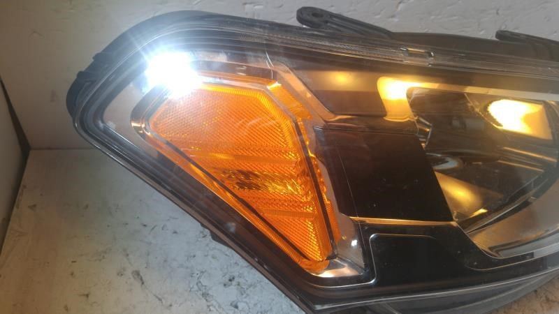 Right headlamp assembly composite used genuine OEM KIA Soul 2010-2011
