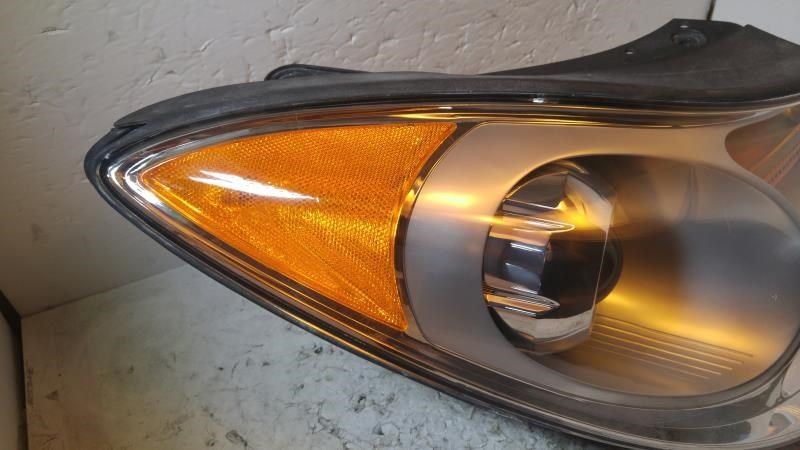 Right headlamp assembly composite used genuine OEM Hyundai Veracruz 2007-2012