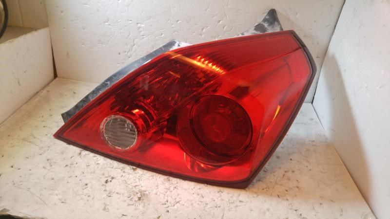 Right taillamp assembly used genuine OEM Nissan Altima 2013