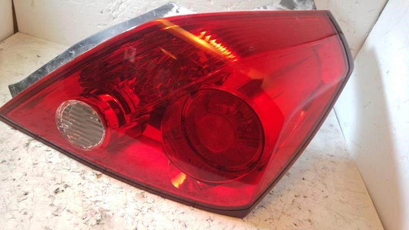 Right taillamp assembly used genuine OEM Nissan Altima 2013