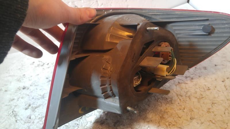 Left taillamp assembly used genuine OEM Toyota Corolla 2003-2004