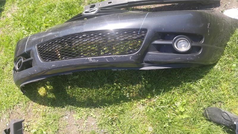 Rejilla de defensa delantera derecha usada original (OEM) Mazda 3 2004-2006