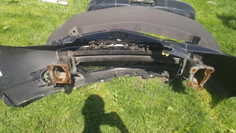 Rejilla de defensa delantera derecha usada original (OEM) Mazda 3 2004-2006