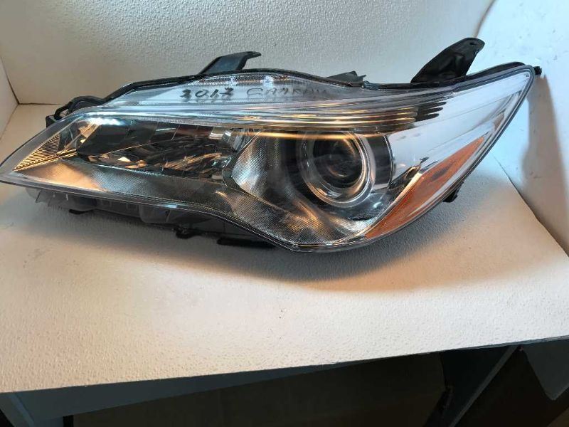 Faro usado original (OEM) Toyota Camry 2015-2017