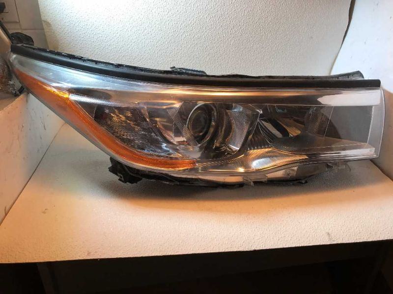 Faro derecho usado original (OEM) Toyota Highlander 2014-2016