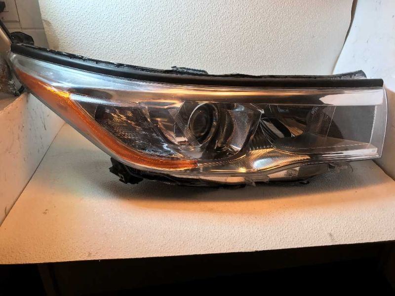 Faro derecho usado original (OEM) Toyota Highlander 2014-2016