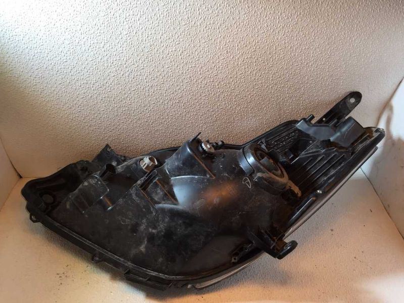 Faro derecho usado original (OEM) Toyota Yaris 2015-2017