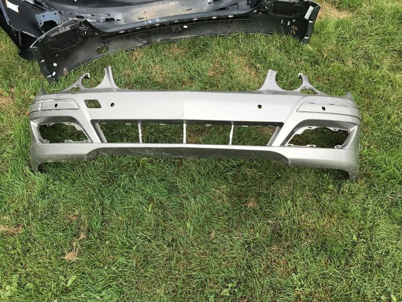 Defensa (parachoques) delantera usada original (OEM) Mercedes-Benz E320 2007-2009