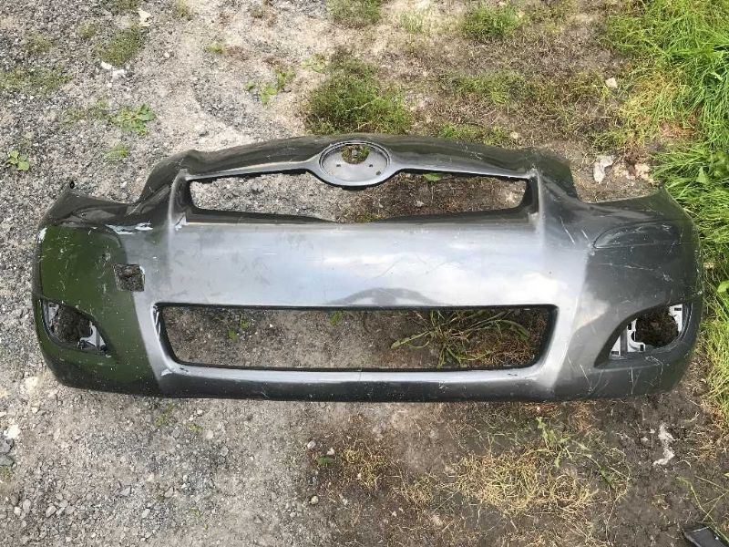 Defensa (parachoques) delantera usada original (OEM) Toyota Yaris 2009-2011