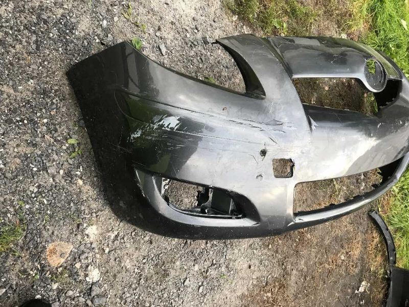 Defensa (parachoques) delantera usada original (OEM) Toyota Yaris 2009-2011