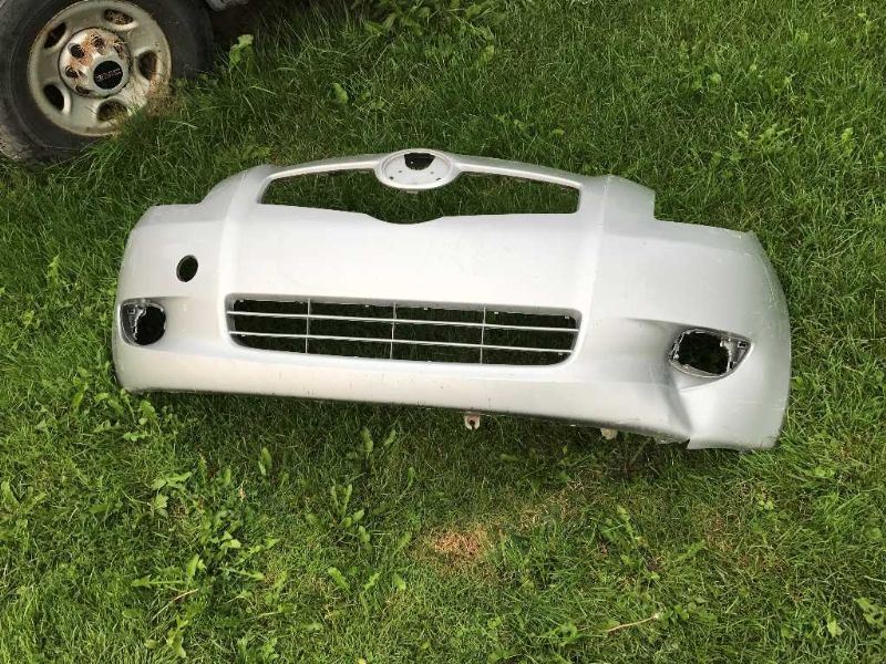 Defensa (parachoques) delantera usada original (OEM) Toyota Yaris 2007-2008