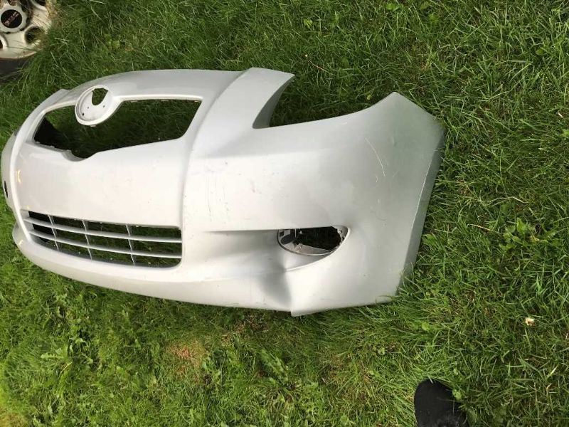 Defensa (parachoques) delantera usada original (OEM) Toyota Yaris 2007-2008