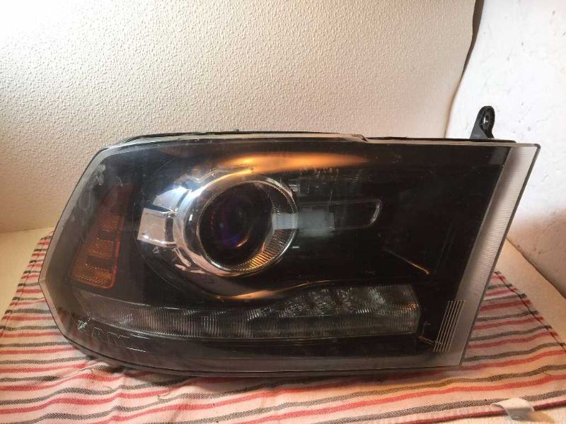 Faro derecho usado original (OEM) RAM 1500 Classic 2019-2024
