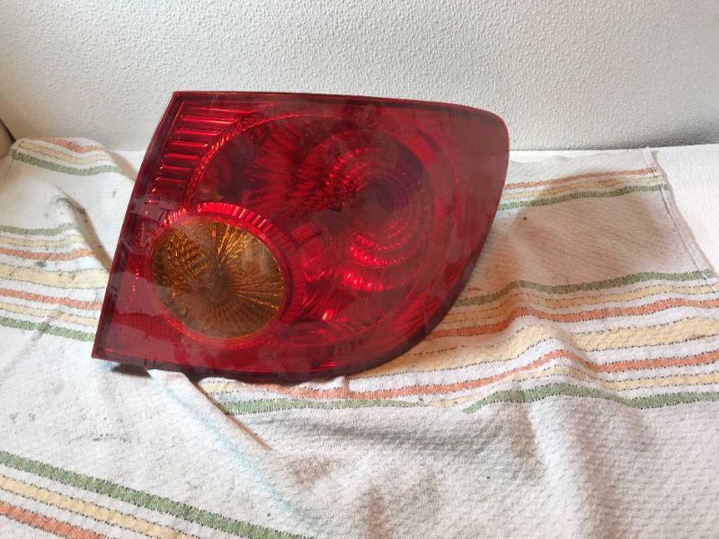 Right taillamp assembly used genuine OEM Toyota Corolla 2003-2004
