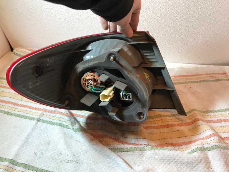 Right taillamp assembly used genuine OEM Toyota Corolla 2003-2004