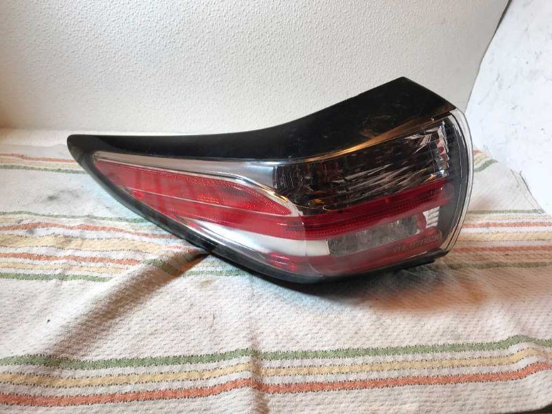 Left taillamp assembly outer used genuine OEM Nissan Murano 2015-2018
