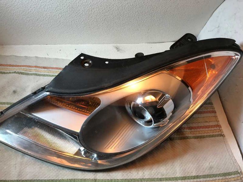 Left headlamp assembly composite used genuine OEM Hyundai Veracruz 2007-2012