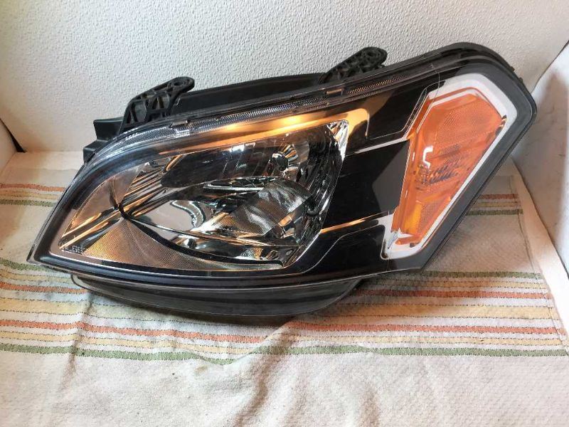 Left headlamp assembly composite used genuine OEM KIA Soul 2010-2011