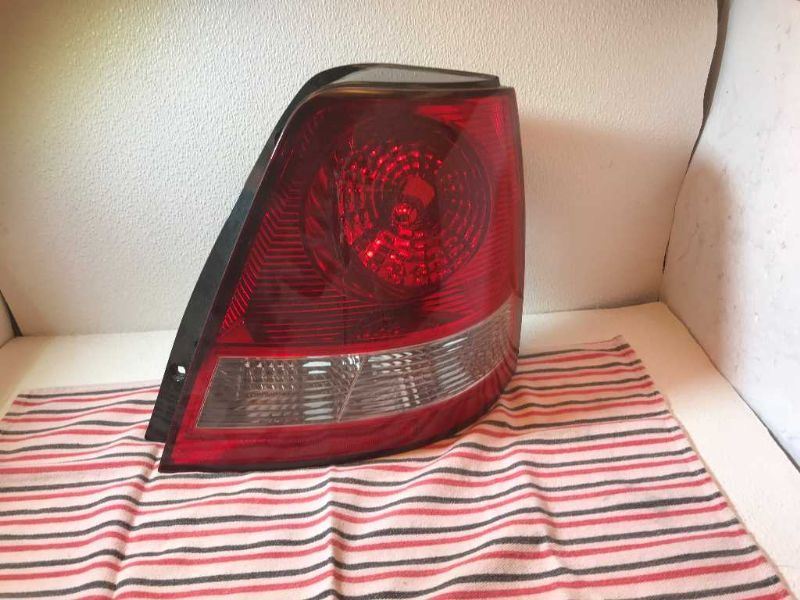 Right taillamp assembly used genuine OEM KIA Sorento 2003-2006