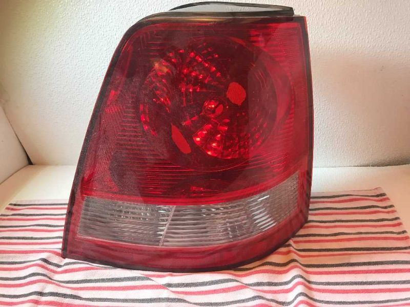Right taillamp assembly used genuine OEM KIA Sorento 2003-2006