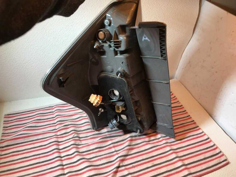 Calavera (luz trasera) derecha usada original (OEM) Toyota Prius V 2012-2014